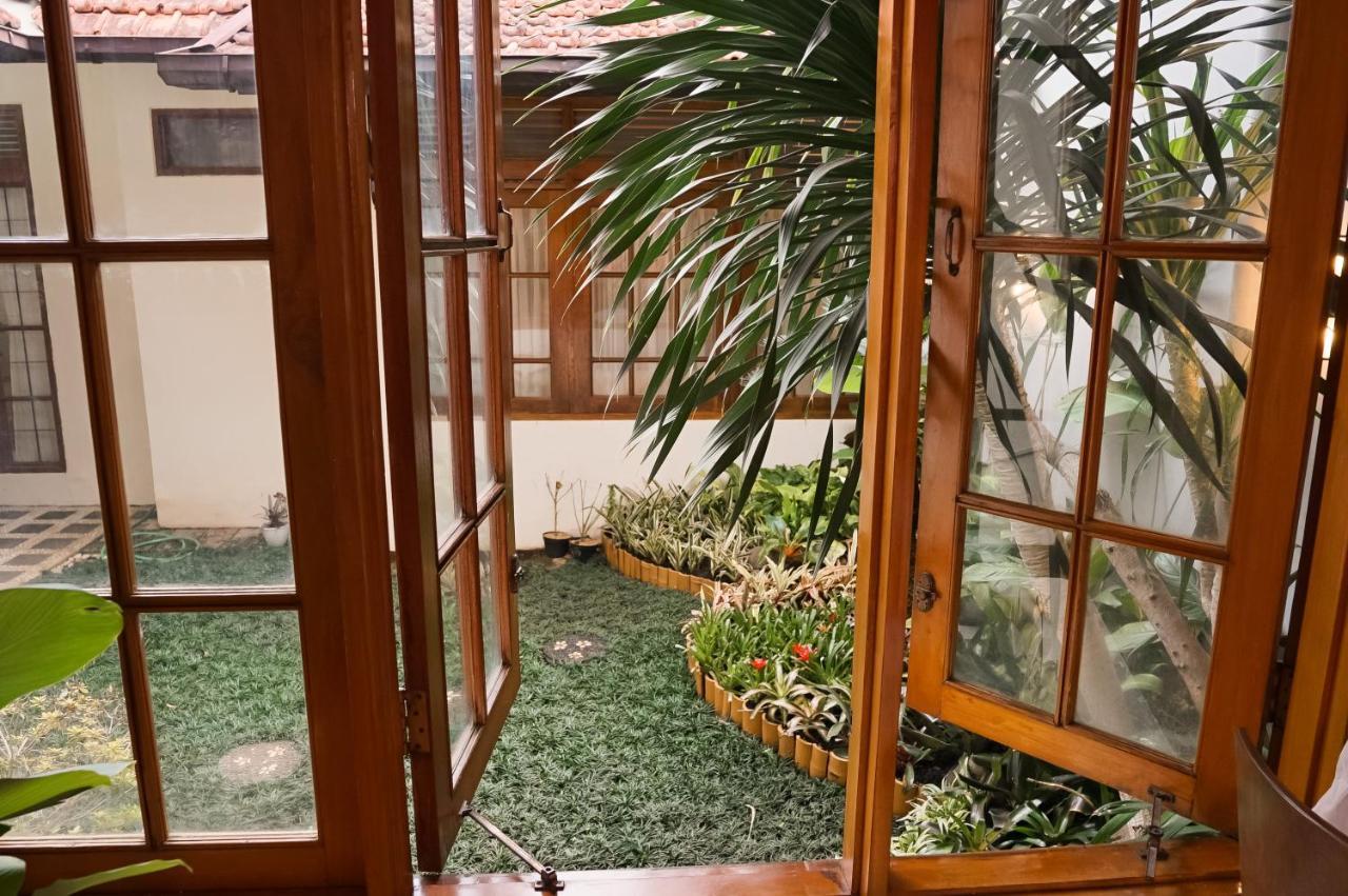Roemah Renjana Bandung Bed & Breakfast Екстериор снимка
