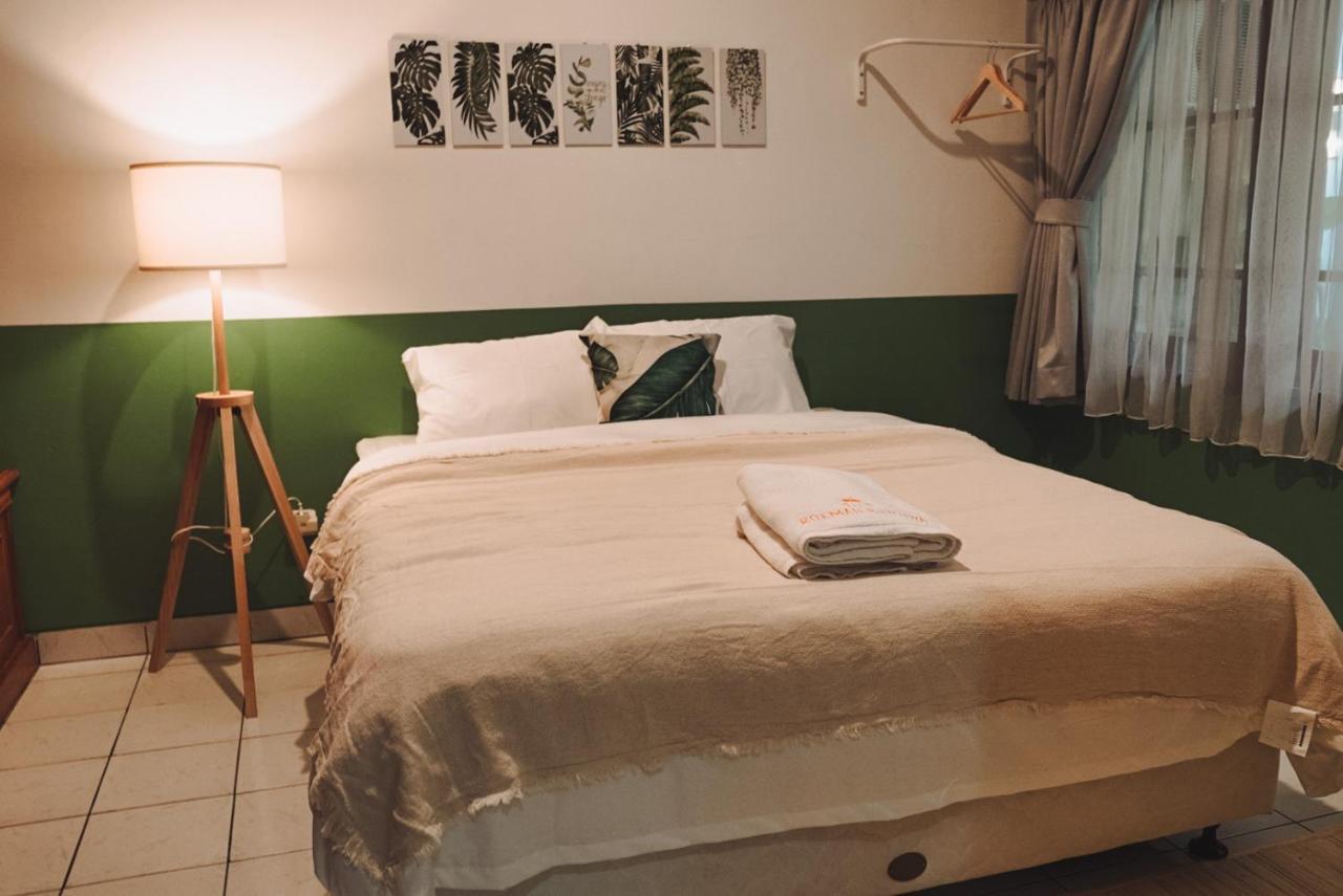 Roemah Renjana Bandung Bed & Breakfast Екстериор снимка