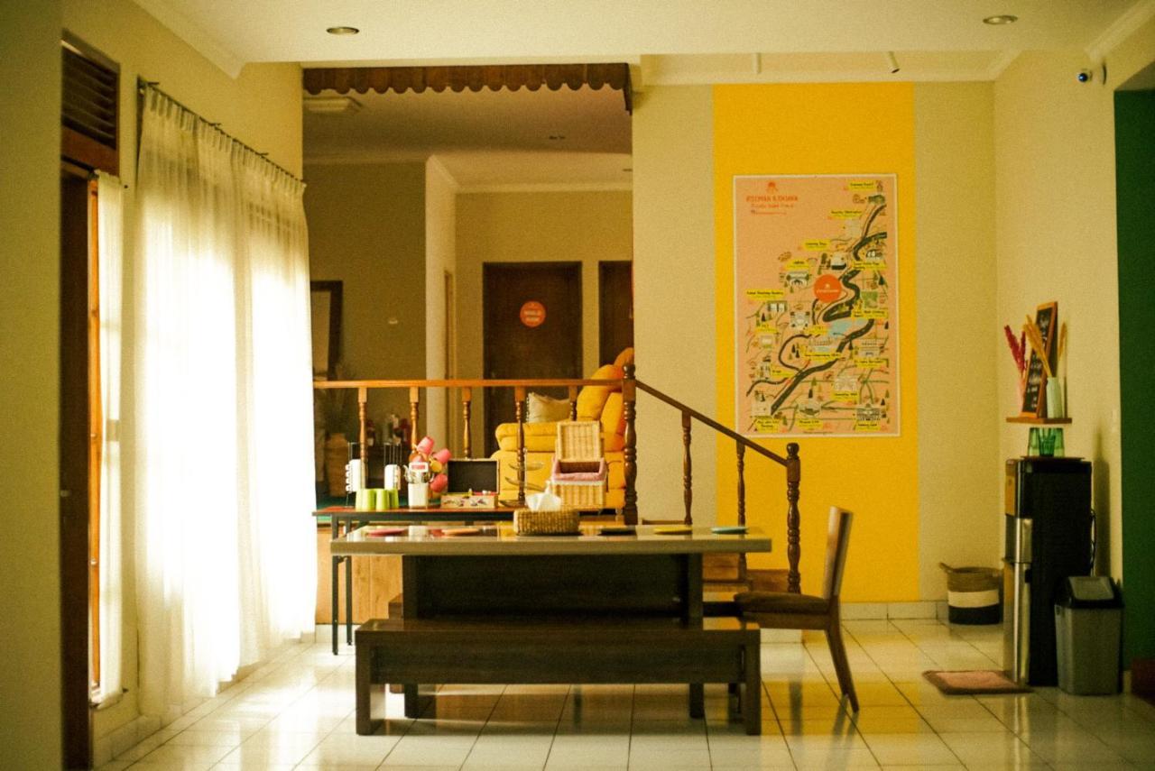 Roemah Renjana Bandung Bed & Breakfast Екстериор снимка
