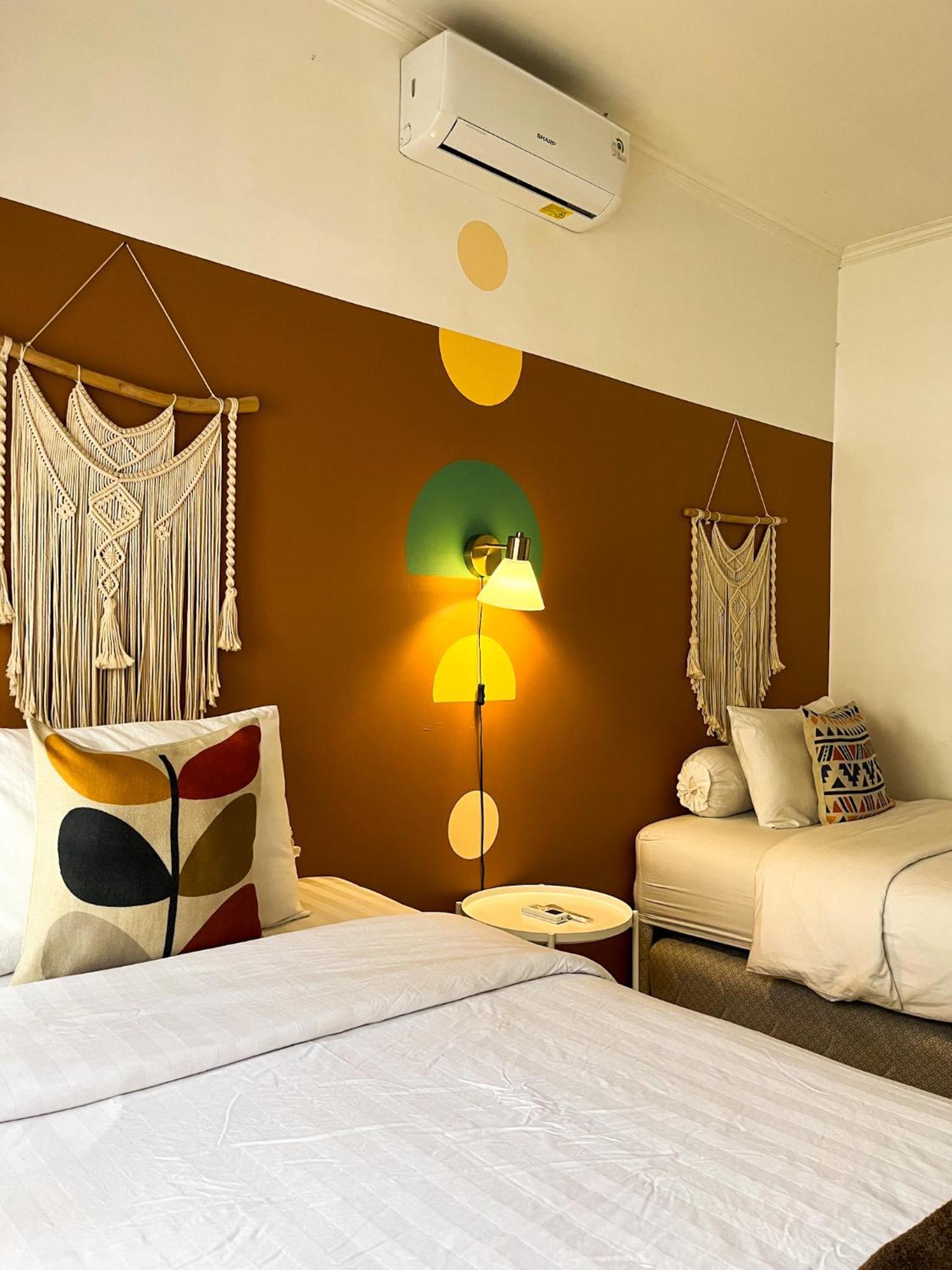 Roemah Renjana Bandung Bed & Breakfast Екстериор снимка