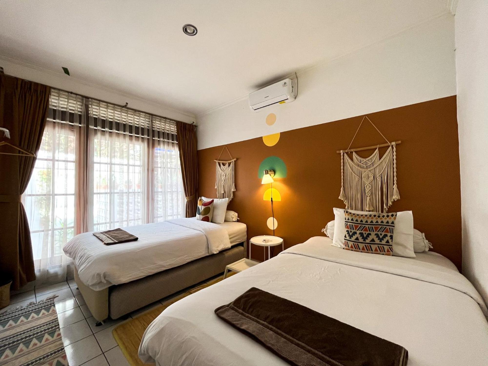 Roemah Renjana Bandung Bed & Breakfast Екстериор снимка