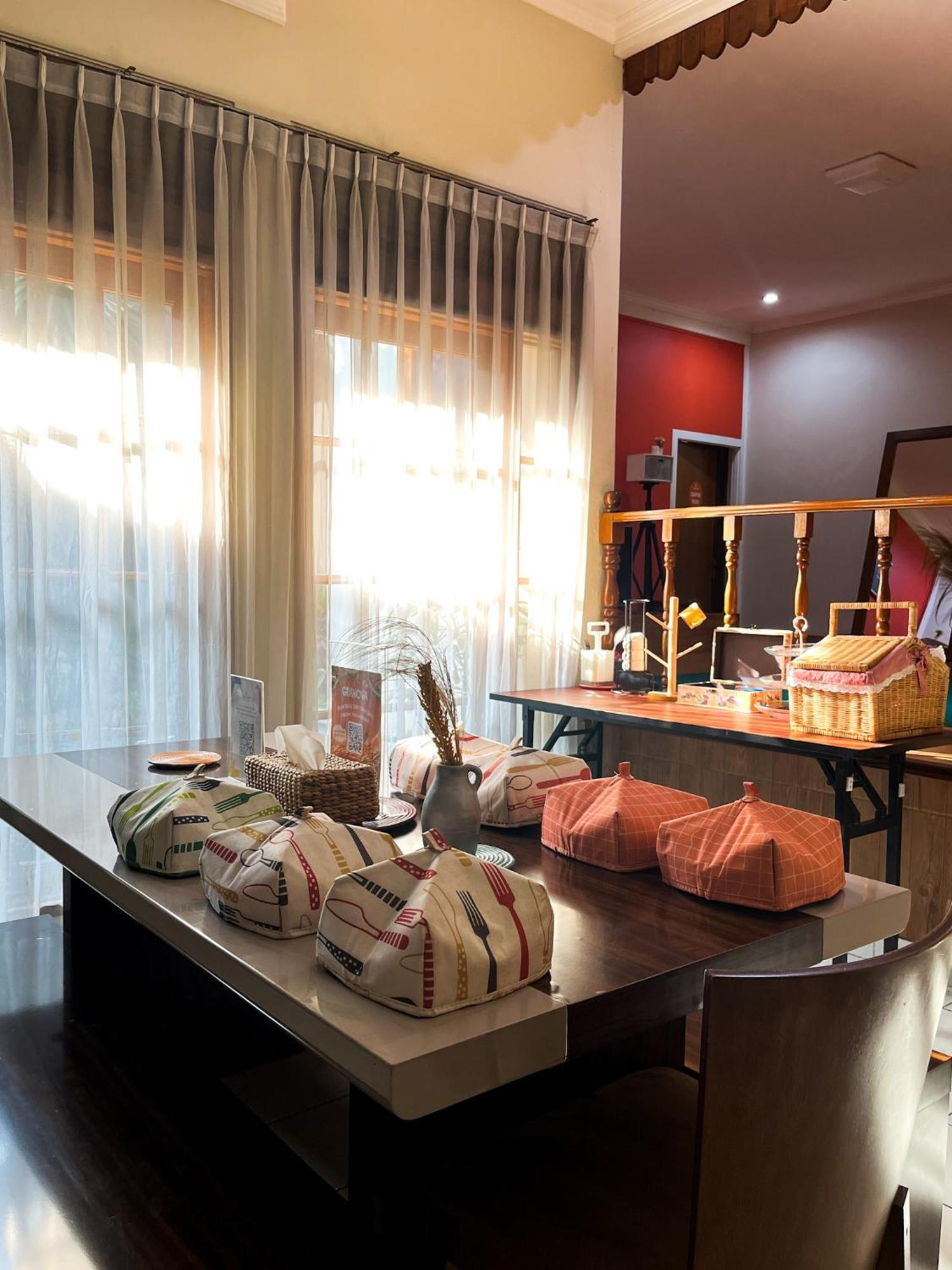 Roemah Renjana Bandung Bed & Breakfast Екстериор снимка