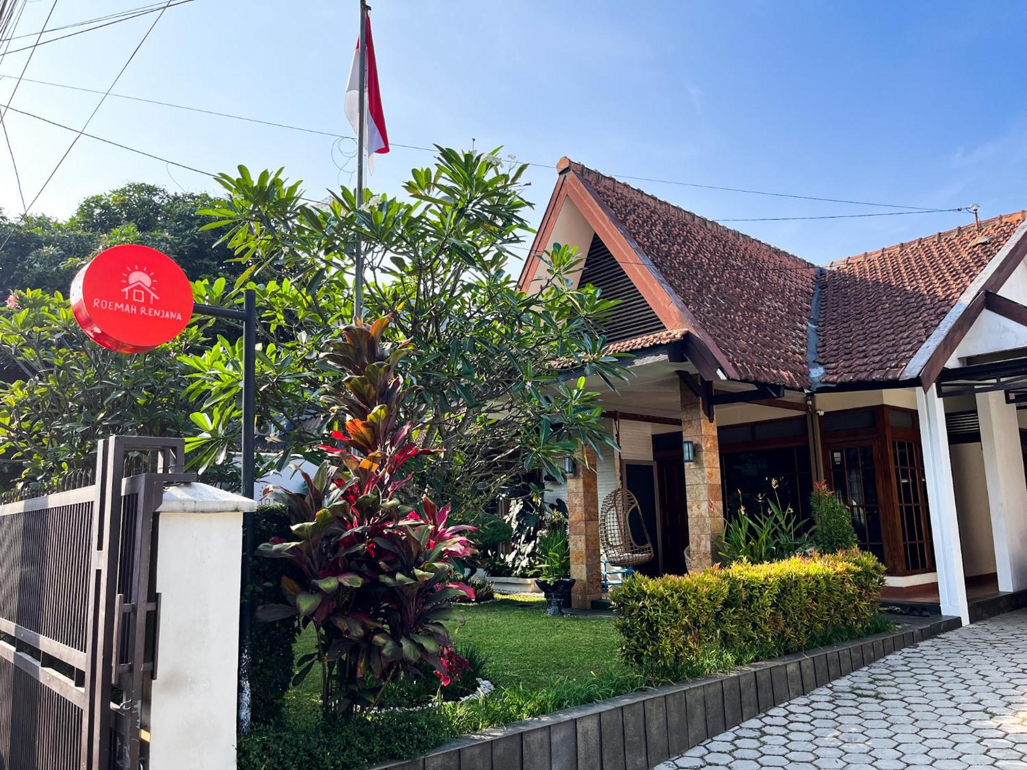 Roemah Renjana Bandung Bed & Breakfast Екстериор снимка